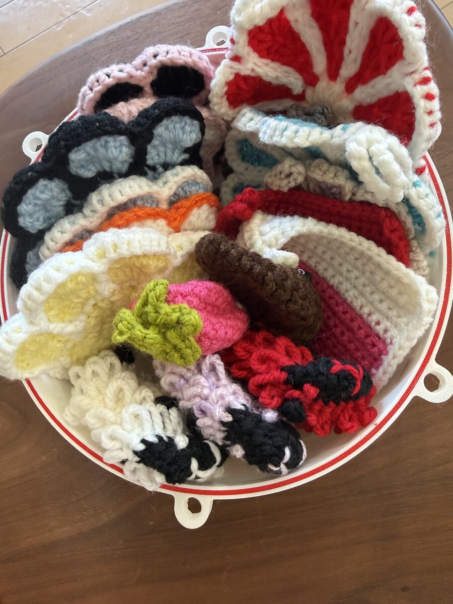 お手本で用意したアクリルたわし。かぎ針編みの基礎〜応用で編めます