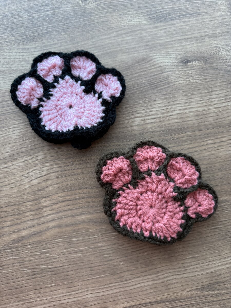 参加者にプレゼントした肉球型のアクリルたわし