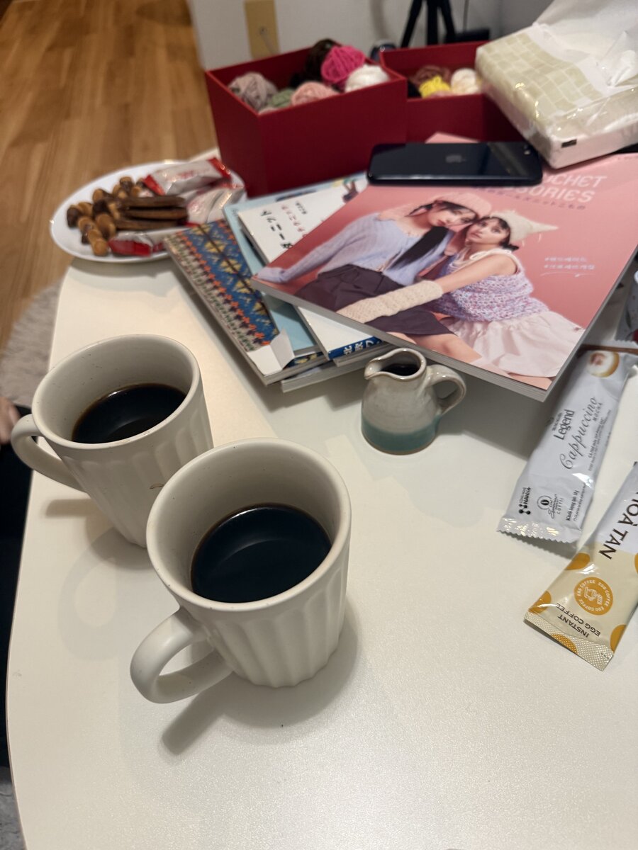 当日のテーブル。コーヒー、編み物本、毛糸、エッグコーヒーが並びます