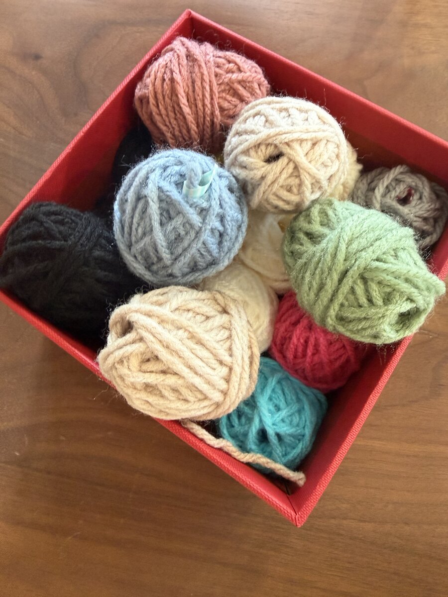 アクリルたわし用に用意した毛糸。色を見ながら話が弾みました