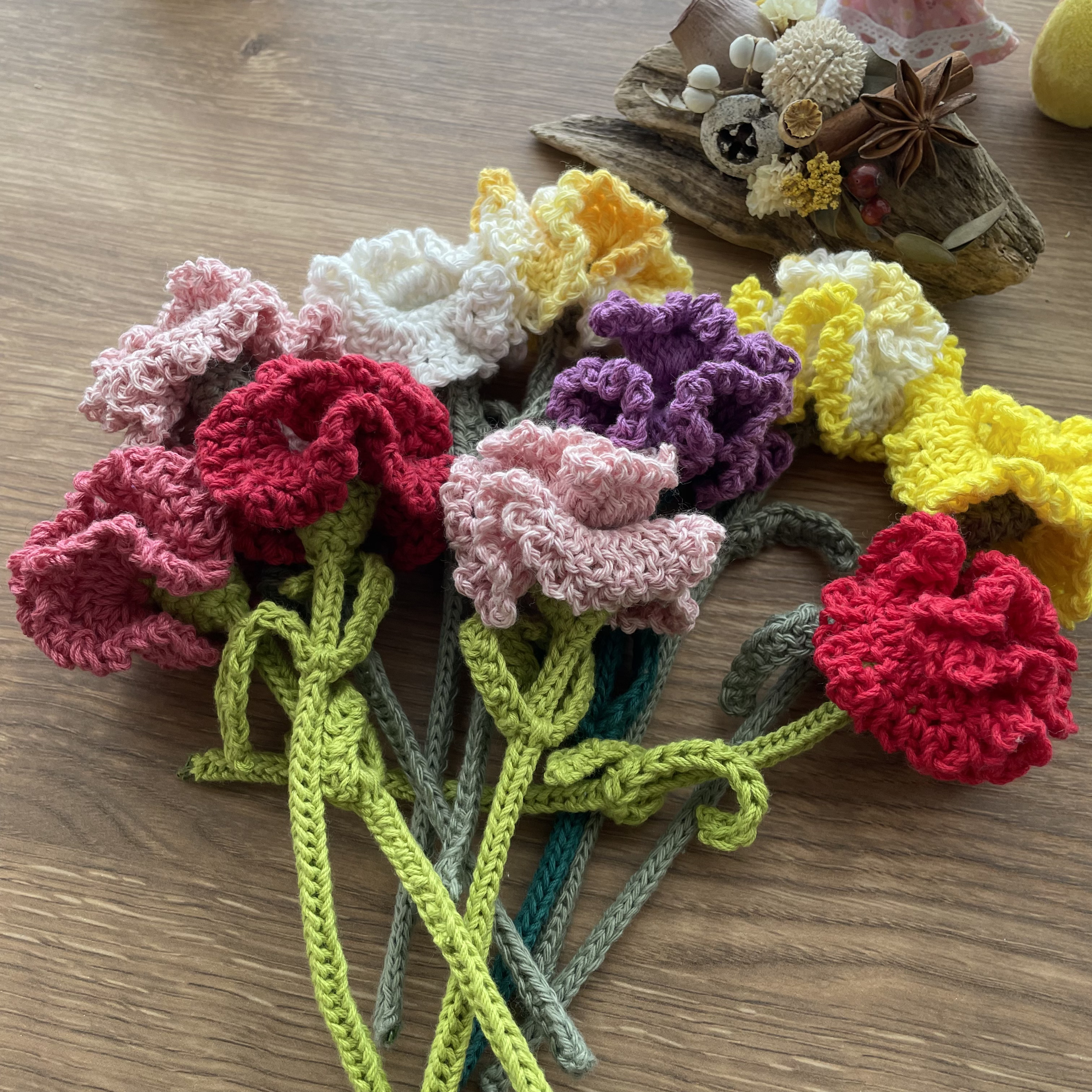 カラフルなコットン糸のカーネーション