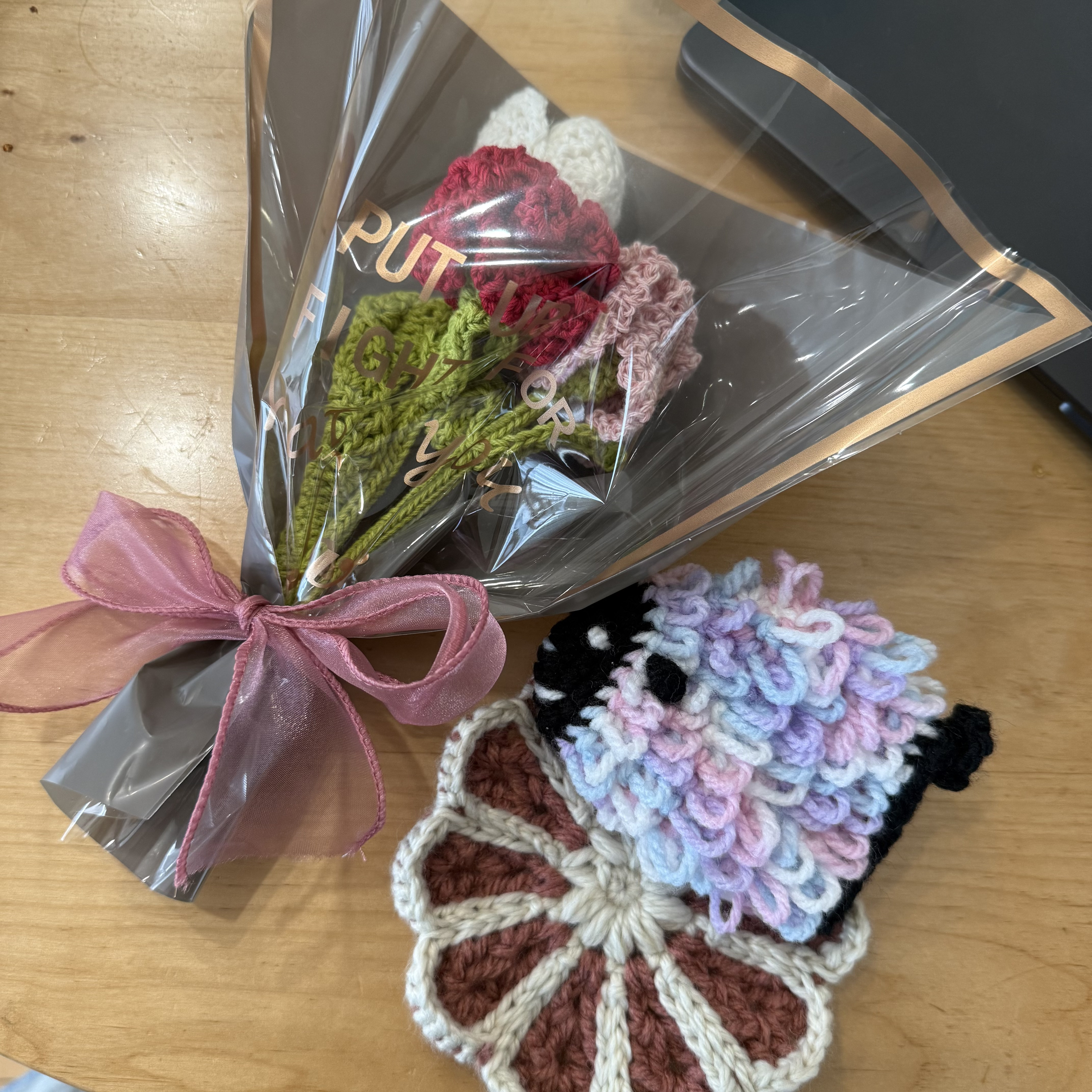 ラッピングした花束のプレゼント