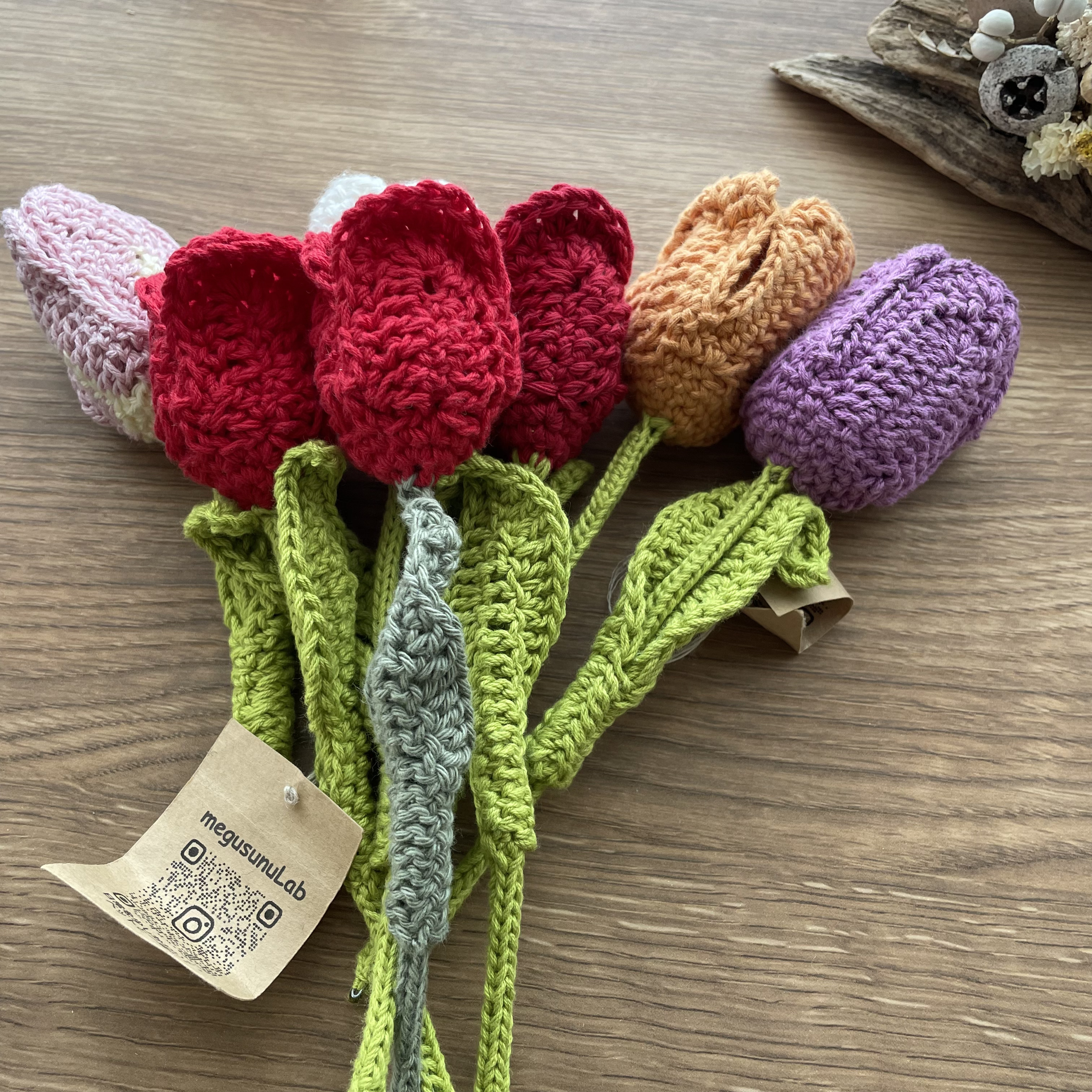 色とりどりのコットン糸のチューリップ