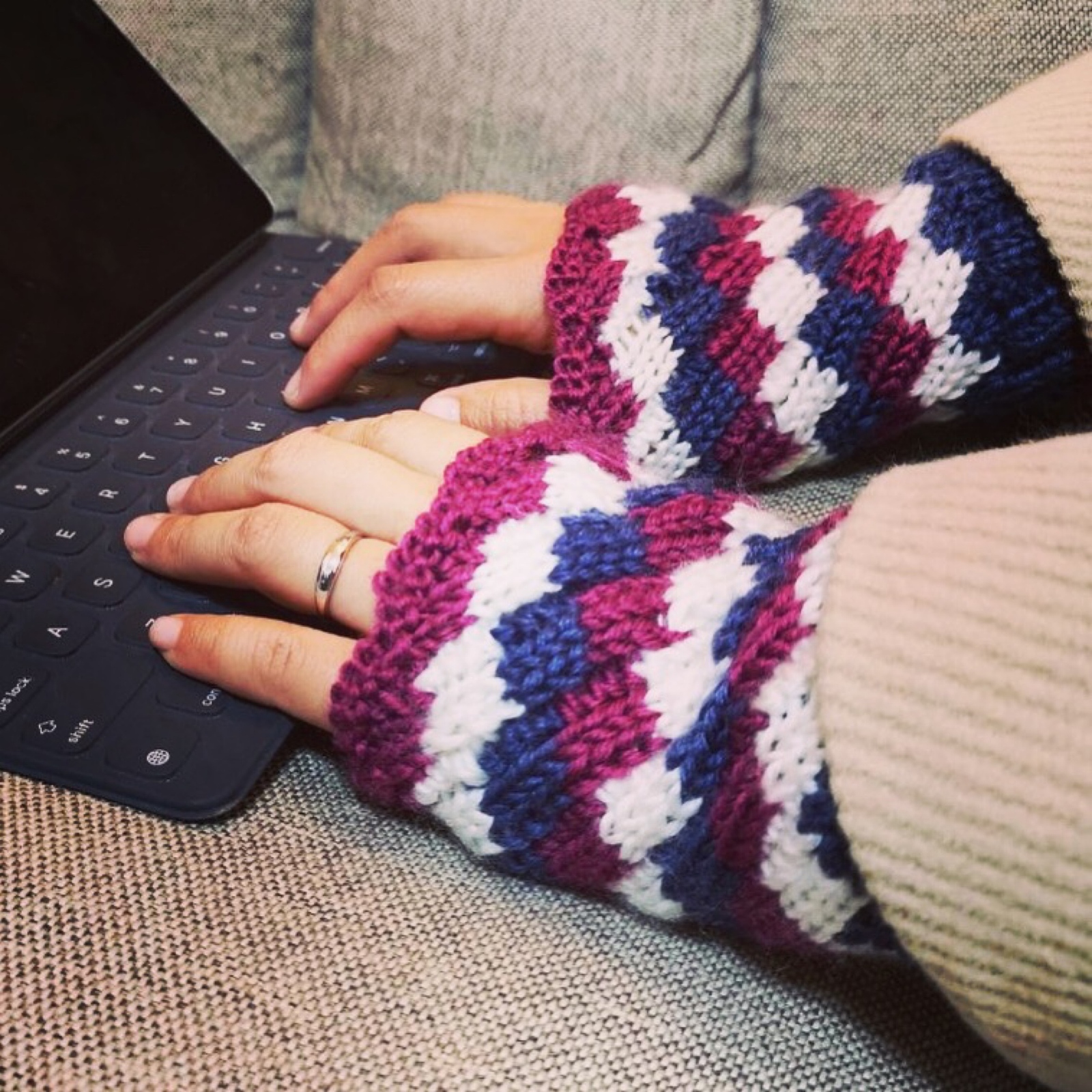 スパイラル編みのリストウォーマーでPC作業