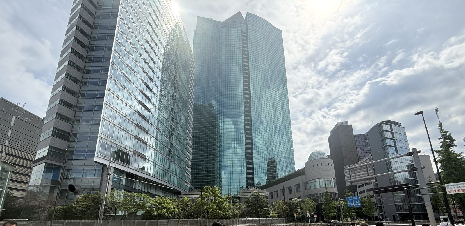 出口を出たすぐ先の汐留方面のビル群