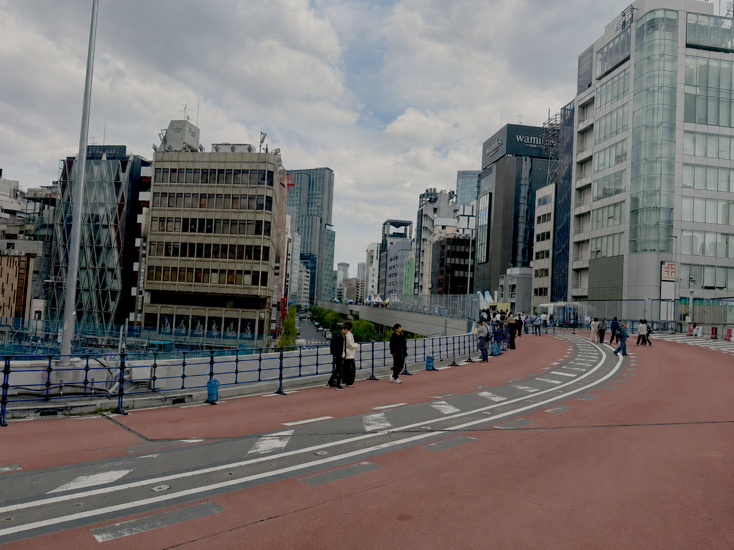 KK線の赤いカーブ路面と街並み
