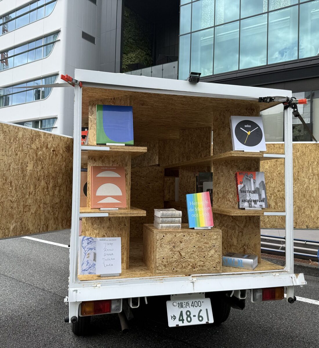 軽トラの荷台が本棚になった新|POST移動式書店