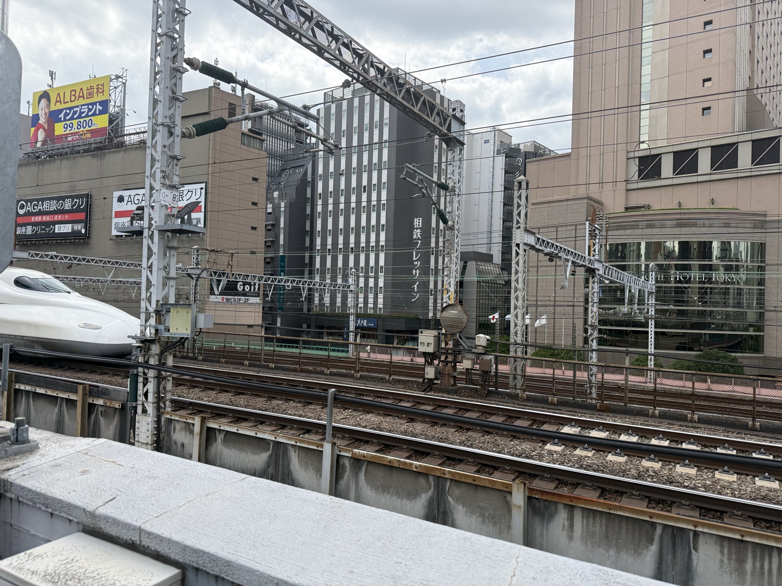 KK線の真横を走る新幹線