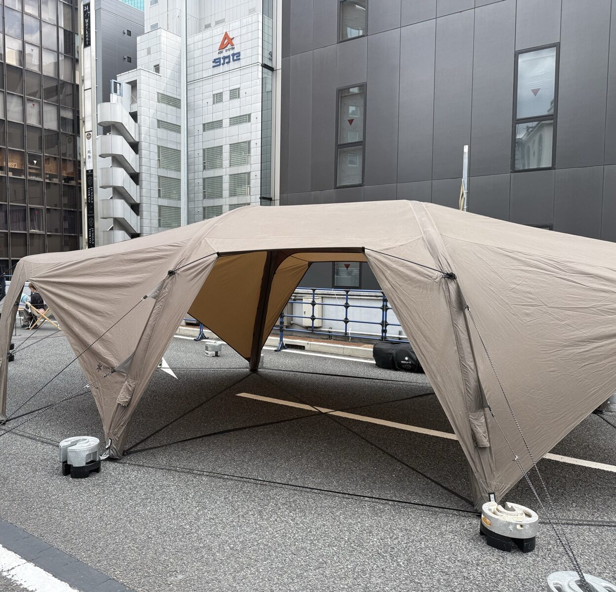 Snow Peakのタープと「アウトドアな休憩エリア」の看板