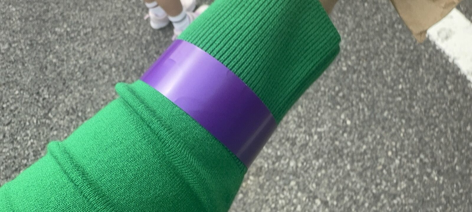 腕に巻かれた紫の入場バンド