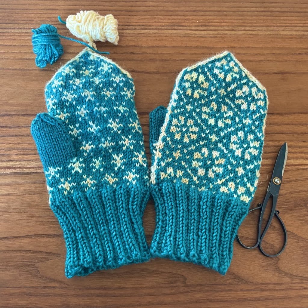 完成したミトン──両手分を並べて