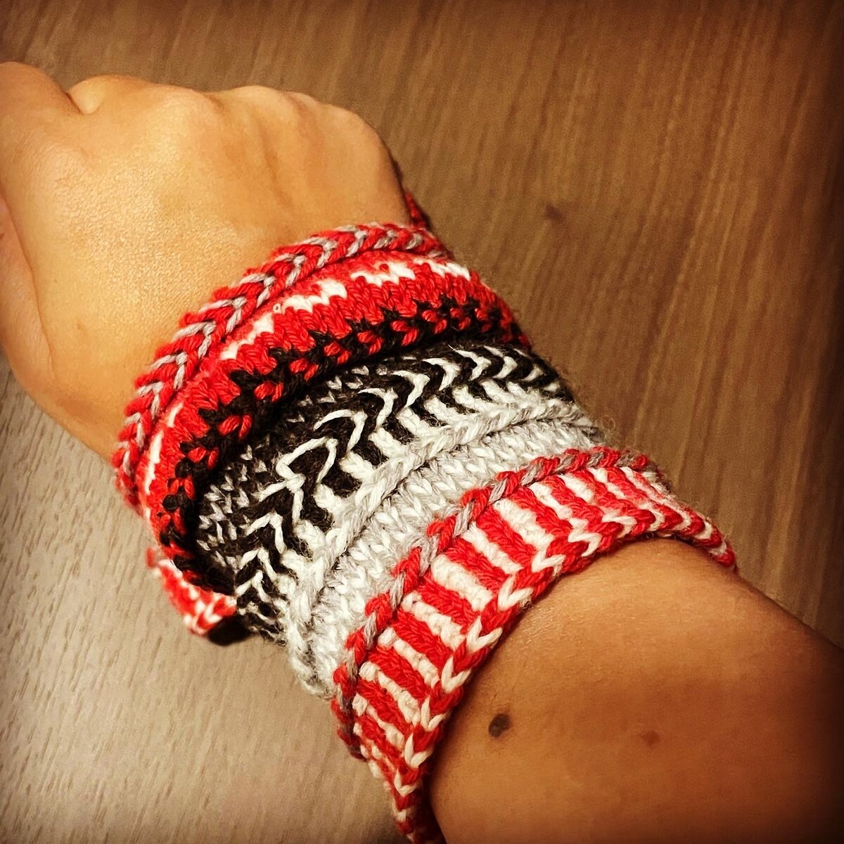 ラトビアンブレイドのクローズアップ──以前編んだリストウォーマーより