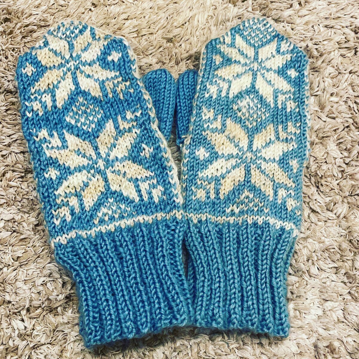 試作のミトン──同じ並太アクリル毛糸で編んだもの