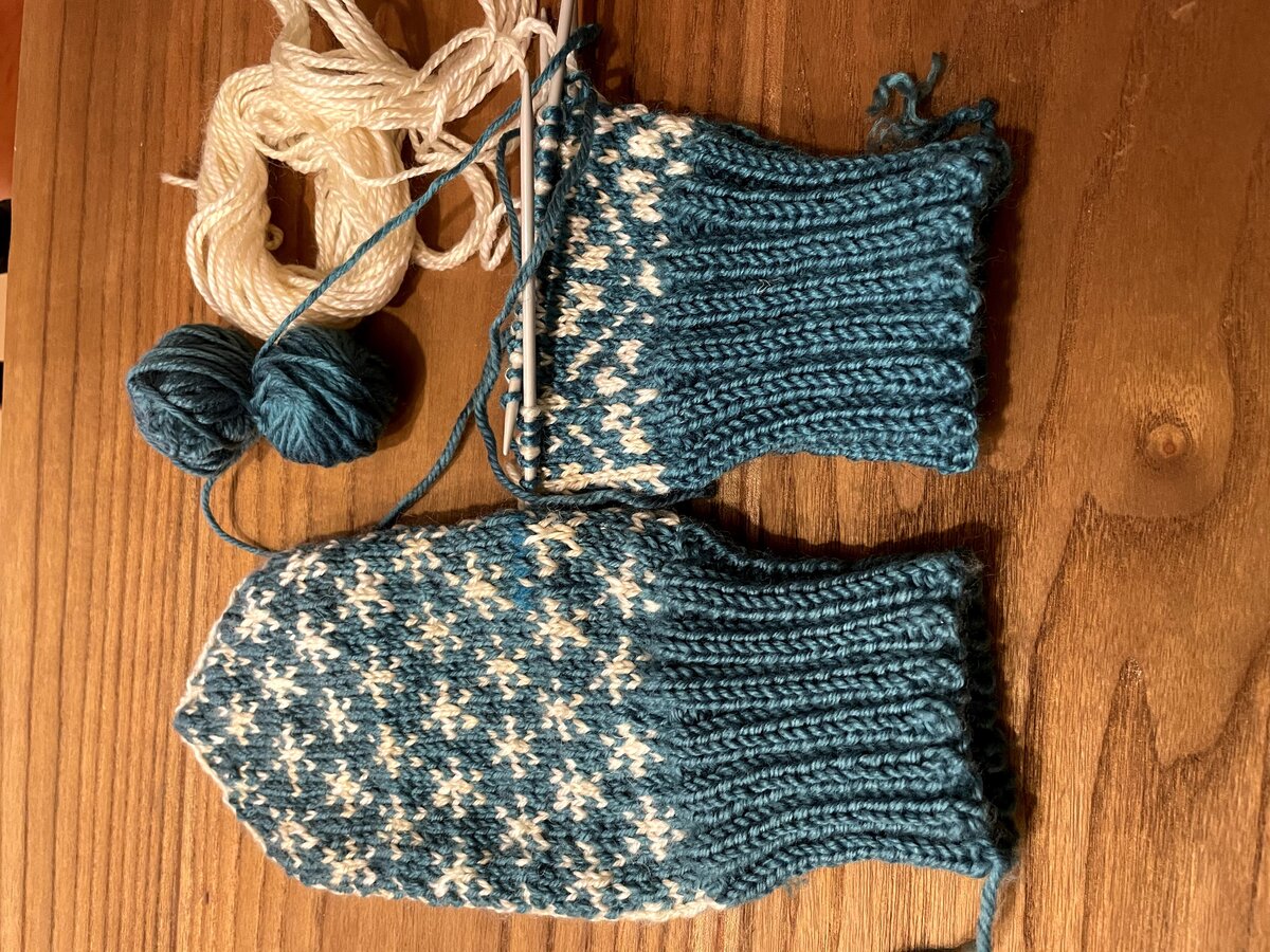 編み途中──片方が完成し、もう片方を編んでいるところ