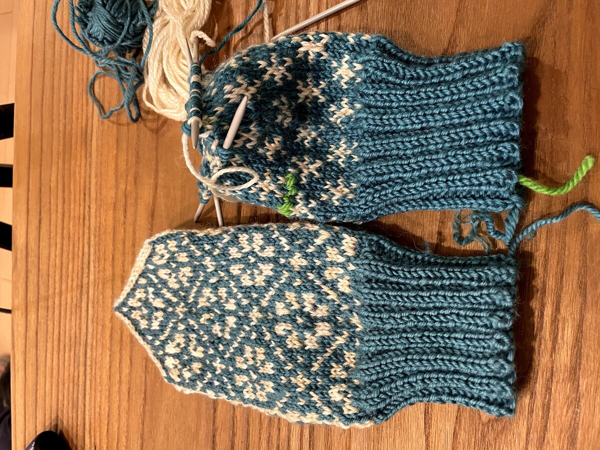 親指の分岐部分──別糸で目を休めている