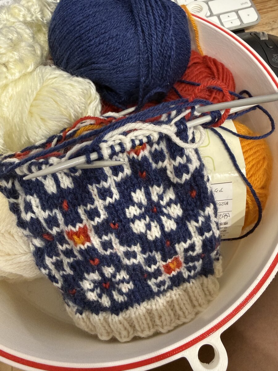 制作中の伝統版ミトン──ビルドの合間にデスクでちまちま編んでいる