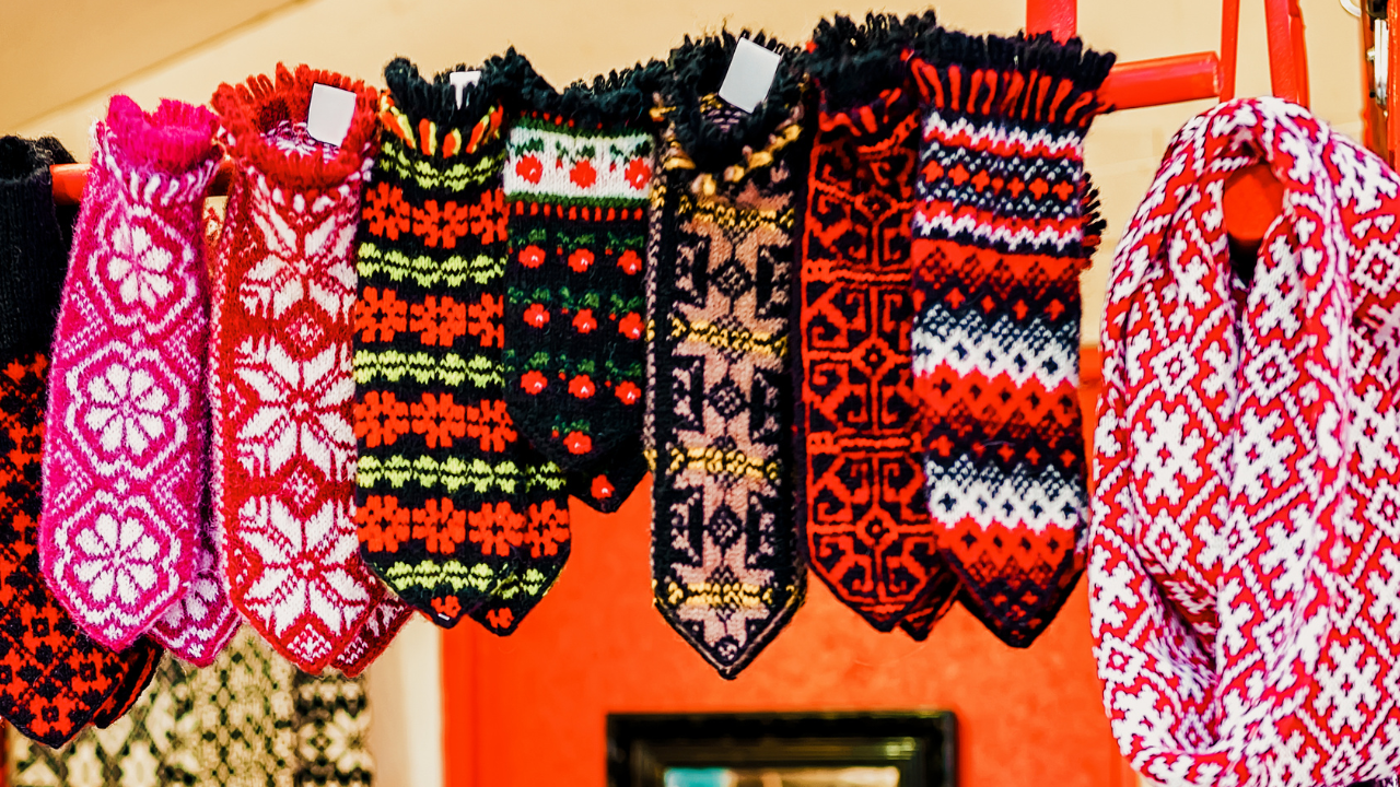 色とりどりのラトビアミトン。花や太陽をモチーフにした伝統模様が一つひとつ異なる