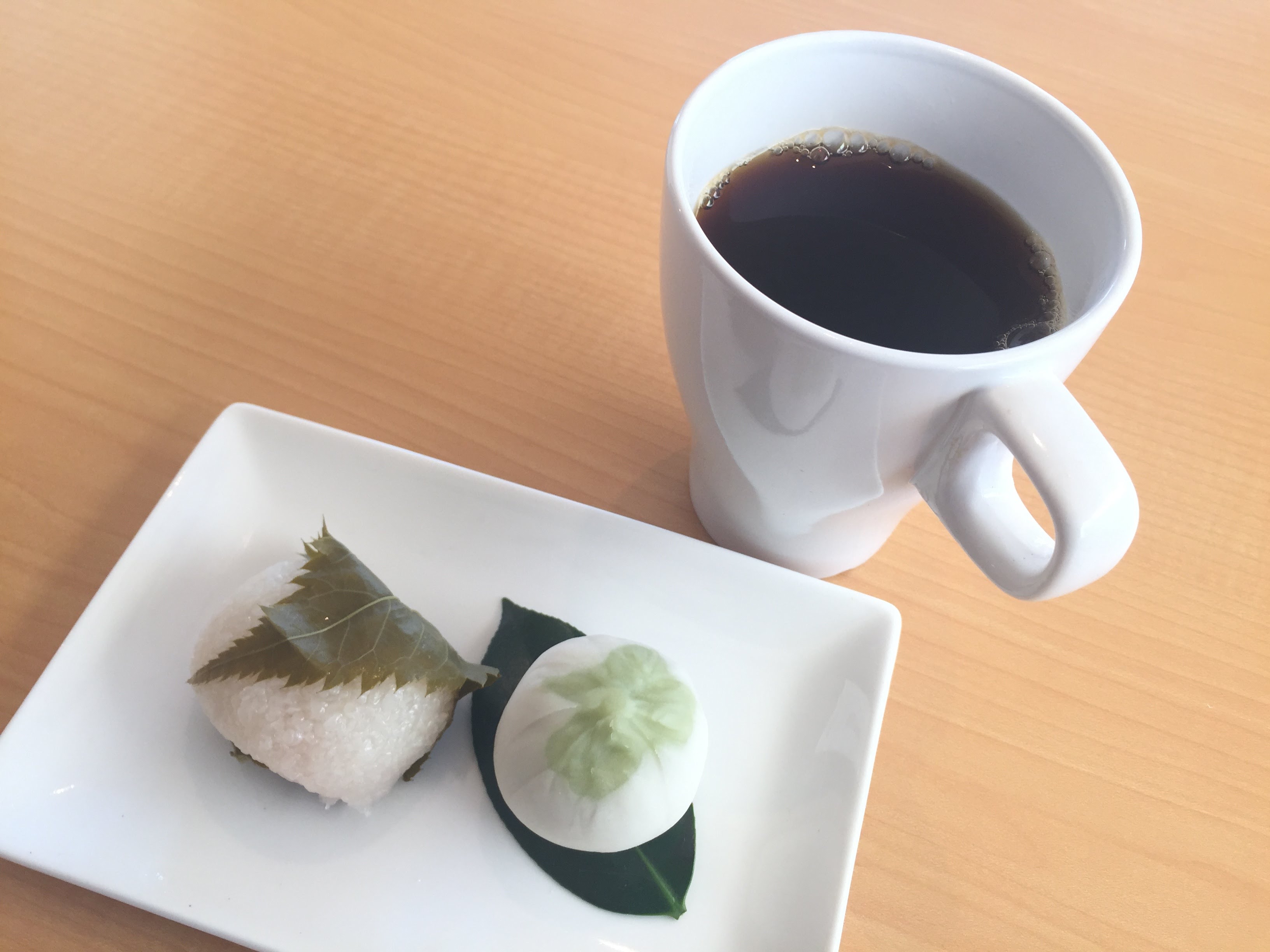 道明寺の桜餅とコーヒー