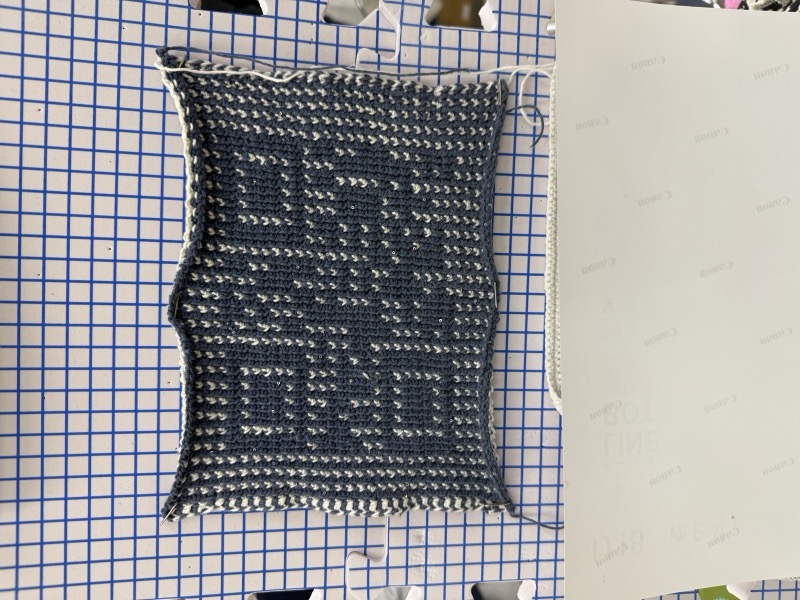 アフガン編みのQRコード——細かい目で高密度に編んでいる